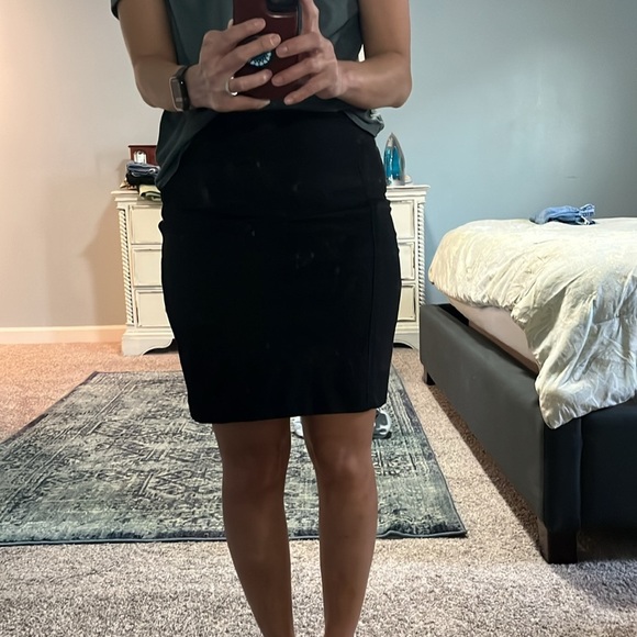 Elegant Black Skirt - Picture 3 of 3